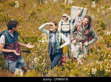 Gruppenwandern, Naturreisen und Reiseleiter in Kommunikation mit Freunden auf dem Land von Peru, Freiheit auf dem Weg zur Fitness und glücklich im Urlaub. Leute, die beim Bergsteigen reden Stockfoto