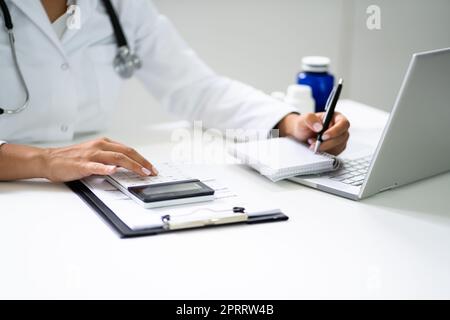 Medical Hospital Bill And Expenses Calculator Stockfoto