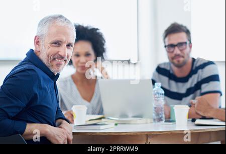 Das perfekte Team. Porträt einer Gruppe von Designern bei der Arbeit in einem Büro. Stockfoto