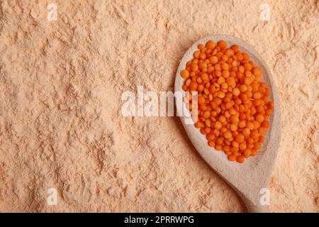 Linsenmehl und Löffel mit Samen, Nahaufnahme Stockfoto