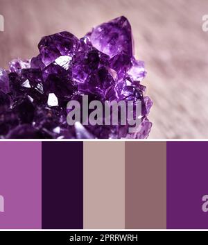 Farbpalette passend zum Foto eines wunderschönen lilafarbenen Amethyst-Edelsteins, Nahaufnahme Stockfoto