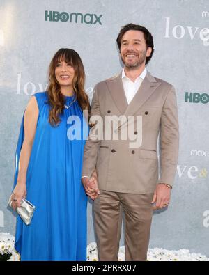 Los Angeles, Kalifornien. 26. April 2023. Kaley Cuoco, Tom Pelphrey bei Ankunft für LIEBE & TOD Premiere, DGA New York Theater, Los Angeles, CA 26. April 2023. Kredit: Priscilla Grant/Everett Collection/Alamy Live News Stockfoto