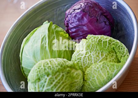 Jeden kolosseln. Ein lila und grüner Kohl in einer Schüssel. Stockfoto