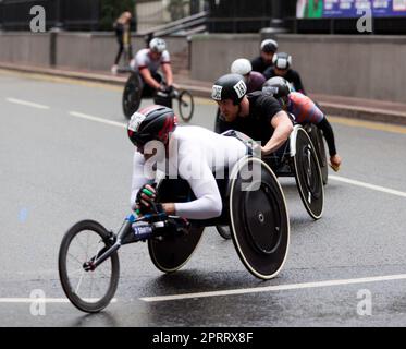 Die Chasing-Gruppe im Rollstuhlrennen für Männer einschließlich John Boy Smith (GBR) 14. , Sho Watanabe (JPN) 6. und Michael McCabe (GBR) 8. Stockfoto