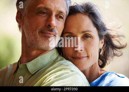 Wir sollten es sein. Eine kurze Aufnahme eines liebevollen Paares, das sich im Freien umarmt. Stockfoto