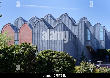 Die moderne, außergewöhnliche Fassade des kölner Museums ludwig vom rhein aus gesehen Stockfoto