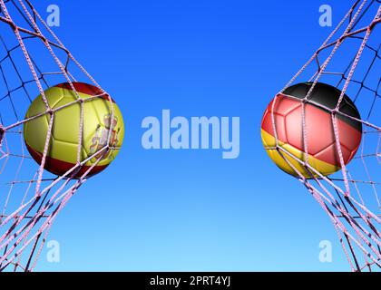 Zwei Fußballbälle in Flaggen Spanien und Deutschland , in einem Netz Stockfoto