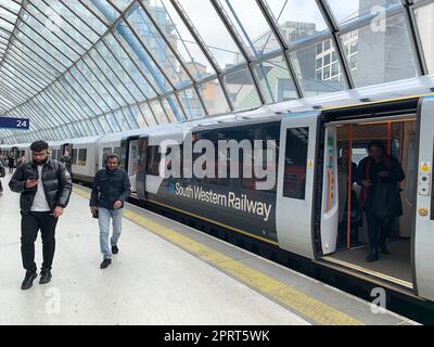 Waterloo, London, Großbritannien. 24. April 2023. Passagiere, die mit dem South Western Railway an der Waterloo Station in London ankommen. Der Feiertag im Mai wird sowohl an den Bahnhöfen als auch auf den Autobahnen voraussichtlich sehr voll sein. Weitere Zugstreiks wurden von Union Aslef für den Abschlusstag des FA-Pokals angekündigt. Kredit: Maureen McLean/Alamy Stockfoto