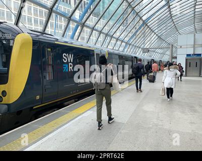 Waterloo, London, Großbritannien. 24. April 2023. Passagiere, die mit dem South Western Railway an der Waterloo Station in London ankommen. Der Feiertag im Mai wird sowohl an den Bahnhöfen als auch auf den Autobahnen voraussichtlich sehr voll sein. Weitere Zugstreiks wurden von Union Aslef für den Abschlusstag des FA-Pokals angekündigt. Kredit: Maureen McLean/Alamy Stockfoto