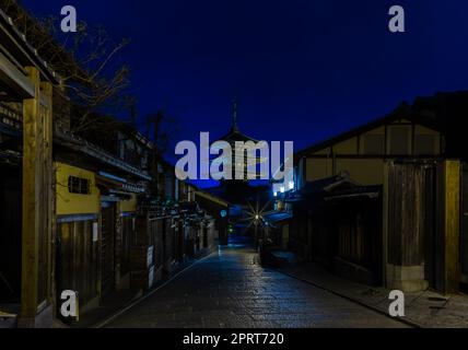 Ein Panoramabild des Hokan-ji-Tempels, auch bekannt als Yasaka-no-Tou, bei Nacht. Stockfoto