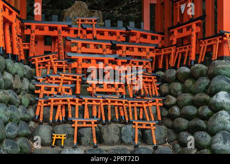 Ein Bild von gestapelten Miniatur-Torii-Toren am Fushimi Inari Taisha-Schrein. Stockfoto