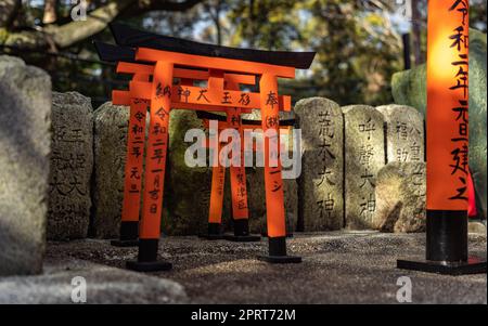 Ein Bild von kleinen Torii-Toren am Fushimi Inari Taisha-Schrein. Stockfoto