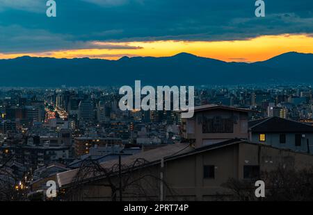 Ein Bild der Stadt Kyoto, das bei Sonnenuntergang aufgenommen wurde. Stockfoto