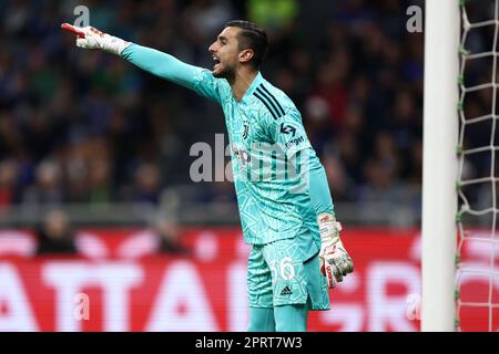 Mailand, Italien. 26. April 2023. Mattia Perin vom FC Juventus Gesten während des Halbfinalspiels der Coppa Italia auf der zweiten Etappe zwischen dem FC Internazionale und dem FC Juventus im Stadio Giuseppe Meazza am 26. April 2023 in Mailand, Italien . Kredit: Marco Canoniero/Alamy Live News Stockfoto