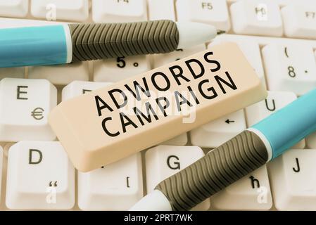 Handschriftliche Schilder Adwords Kampagne, Geschäftsidee, die besagt, dass man an jedem Ort und zu jedem Zeitpunkt etwas tun kann Abstract Programmer gibt Antiviren-Code ein Stockfoto