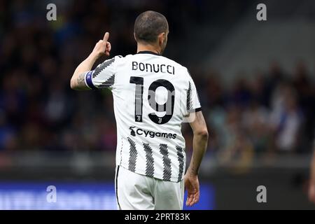 Mailand, Italien. 26. April 2023. Leonardo Bonucci vom FC Juventus Gesten während des Halbfinalspiels der Coppa Italia auf der zweiten Etappe zwischen dem FC Internazionale und dem FC Juventus im Stadio Giuseppe Meazza am 26. April 2023 in Mailand, Italien. Kredit: Marco Canoniero/Alamy Live News Stockfoto