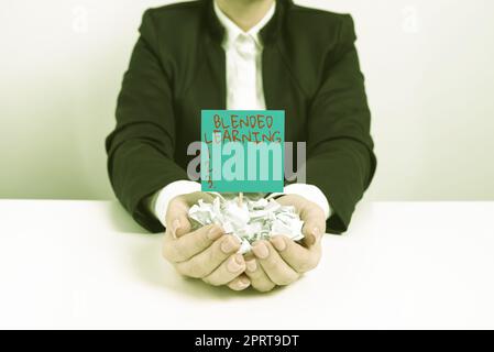 Schreiben Anzeige Text Blended Learning, Wort geschrieben auf Häufigkeit, mit der gezeigt Sehen Sie Ihre Marke in den Suchergebnissen Geschäftsfrau Holding Papier Wrap Stockfoto