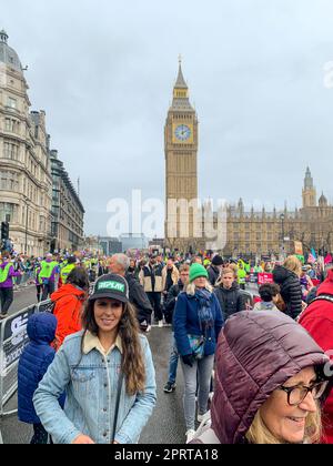 Westminster, London, Großbritannien. 23. April 2023. Über 45.000 Läufer nahmen heute am London Marathon Teil und sammelten über 60m Millionen Pfund für wohltätige Zwecke. Trotz des Regens war die Strecke voller Unterstützer, die die Läufer anfeuerten. Kredit: Maureen McLean/Alamy Stockfoto