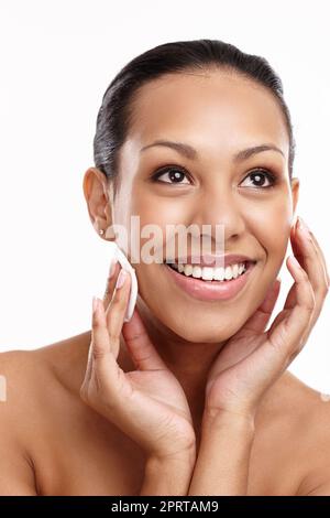 Liebe die Haut in der du bist. Eine schöne junge Frau, die Gesichtsprodukte auf ihre Haut anwendet. Stockfoto