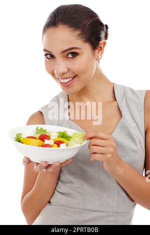 Kein Salatdressing nötig. Studioaufnahme einer attraktiven jungen Frau in eleganter, lässiger Kleidung, isoliert auf Weiß. Stockfoto