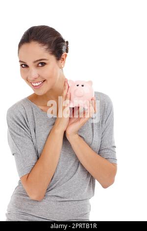 Warum so besorgt mein kleines Schweinchen. Studioaufnahme einer attraktiven jungen Frau, die ein Sparschwein hält. Stockfoto