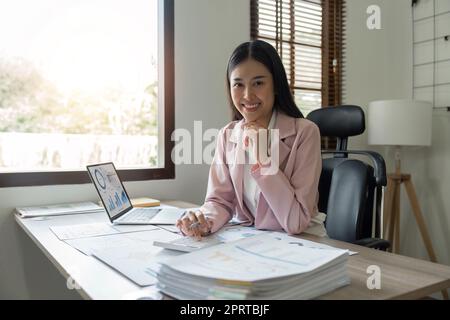 Asiatische Geschäftsfrau im Home Office, die Planung macht, den Finanzbericht analysiert, Investition in Geschäftspläne Stockfoto