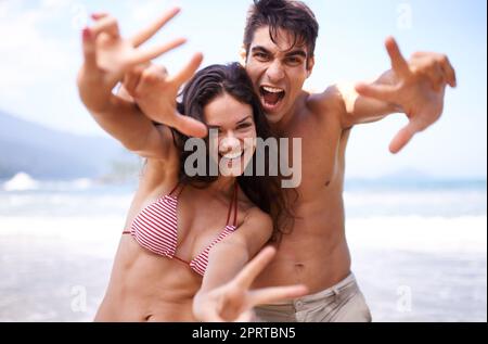 Ein junges Paar, das einen Strandurlaub genießt. Stockfoto