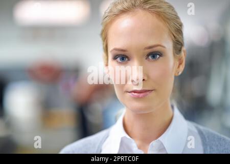 Ich garantiere, dass das Projekt perfekt durchgeführt wird. Ein junger Manager, der auf dem Werksgelände zuversichtlich aussieht. Stockfoto