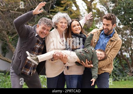 Familie über alles. Porträt einer glücklichen Familie mit mehreren Generationen, die Spaß im Freien hat. Stockfoto