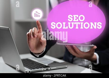 Textschild mit Seo Solutions. Wort, das auf der Ergebnisseite der Suchmaschine geschrieben wurde, erhöht die Besucherzahlen um Rankings Stockfoto