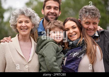 Nichts kommt dem Band der Familie nahe. Drei Generationen Familie genießen einen Tag im Park zusammen. Stockfoto