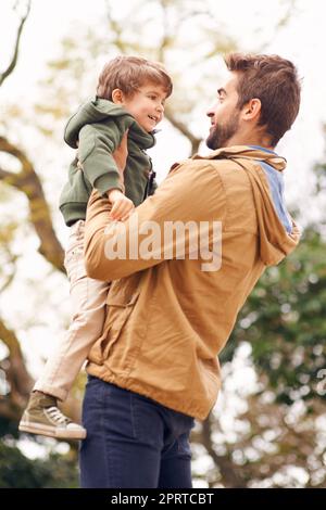 Du bist ein großer Junge. Vater und Sohn genießen einen Tag im Freien. Stockfoto