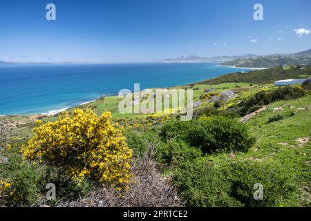 Landschaft der Nordküste Marokkos mit Blick auf die Straße von Gibraltar. Stockfoto