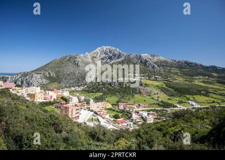 Blick auf das Küstendorf Fahs Anjra mit dem Gipfel Jebel Musa im Hintergrund. Stockfoto