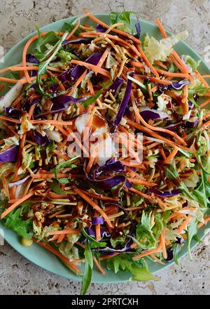 Ein asiatischer Salat mit Soja- und Sesamdressing Stockfoto