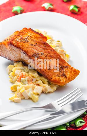 Traditionelle tschechische Weihnachten Kartoffelsalat mit Lachs Stockfoto