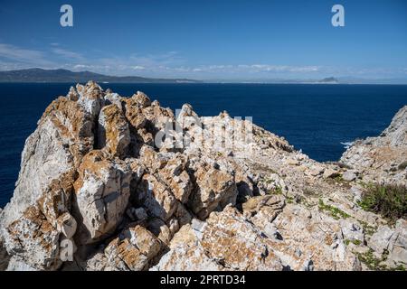 Blick auf den Felsen von Gibraltar von Punta Leona. Stockfoto