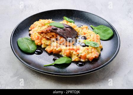 Gebratenes Lachssteak mit Bulgur und Süßkartoffeln Stockfoto