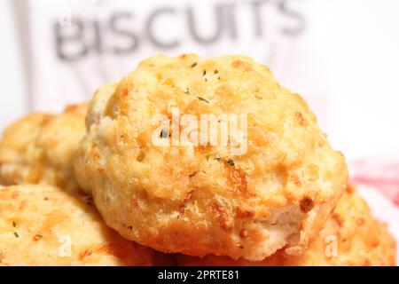 Frische Knoblauch-Käse-Kekse mit Biskuit-Zeichen im Hintergrund seichte DOF Stockfoto