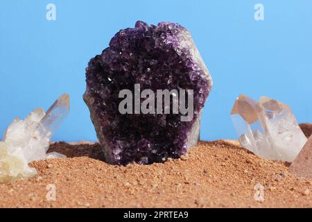 Amethyst Stone und Quarzkristalle auf Australian Red Sand Stockfoto