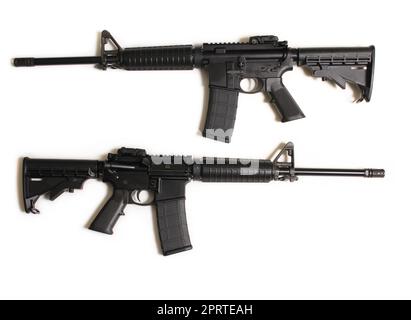Angriffswaffe vom Typ AR-15 isoliert auf weißem Hintergrund, Seitenansicht links und rechts Stockfoto