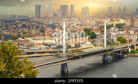 Blick aus der Vogelperspektive auf die Golden Horn Metro Bridge oder die Halic Metro Koprusu vor Sonnenuntergang, Istanbul, Türkei Stockfoto