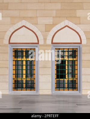 Zwei schmiedeeiserne Bogenfenster mit modernem architektonischem Design im Innenhof der Camlica Moschee, Istanbul, Türkei Stockfoto