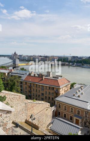 Blick vom Stadtteil Buda nach Pest in Budapest. Die Kettenbrücke verbindet beide Teile von Budapest Stockfoto