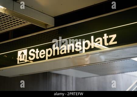 Schild, das auf den Ausgang der Wiener U-Bahn in Richtung Stephansplatz zeigt Stockfoto