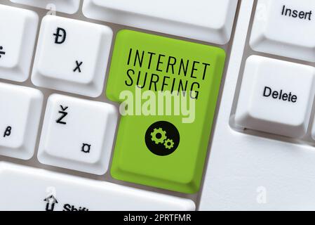Schild mit Anzeige von Internet SurfingBrowsing Hunderte von Websites mit einem beliebigen installierten Browser. Geschäftskonzept Durchsuchen von Hunderten von Websites mit einem beliebigen installierten Browser Stockfoto