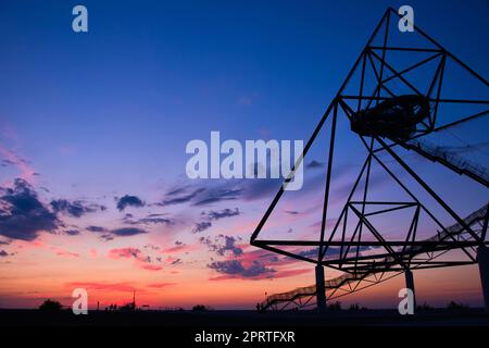 Aussichtsplattform Tetraeder in Bottrop bei Sonnenuntergang Stockfoto