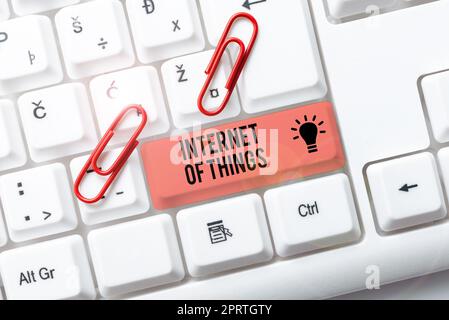 Inspiration für das Zeichen Internet of ThingsVerbindung von Geräten mit dem Netz zum Senden von Empfangsdaten. Geschäftsidee Verbindung von Geräten mit dem Netz zum Senden von Empfangsdaten Stockfoto