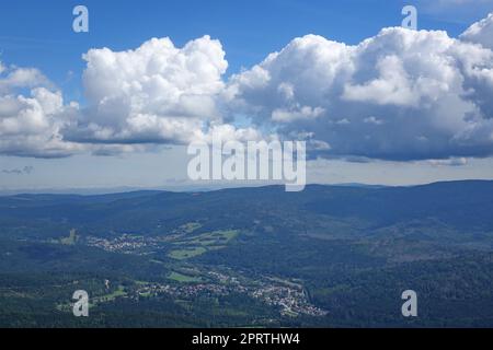 Europa, Deutschland, Bayern, Niederbayern, Bayerischer Wald, Blick vom großen Arber, Zelezna Ruda ( Tschechien ), Bayerisch Eisenstein, Cumulus Wolken Stockfoto