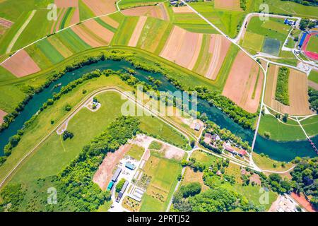 Luftaufnahme des Flusses Korana in der Stadt Karlovac, zentrale kroatische Landschaft Stockfoto